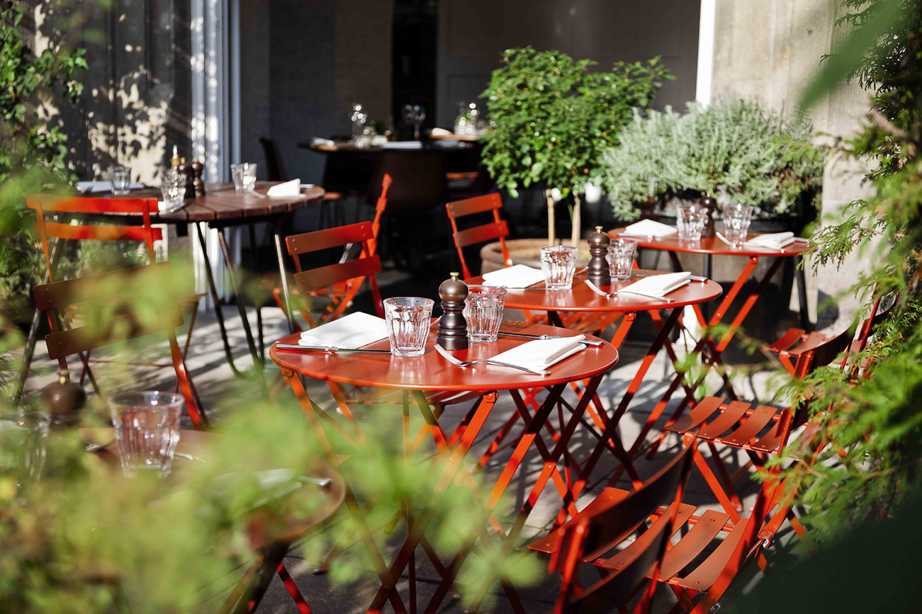 chaise metal, terrasse metal, terrasse outdoor, terrasse de restaurant, chaise fermob, chaise rouge, chaise de jardin